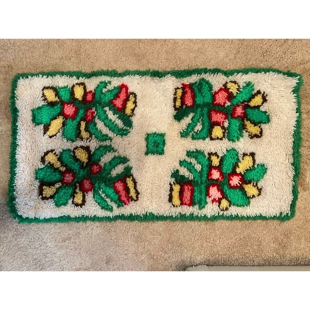 2 Vintage latch hook rug/ wall decor 2 pc 16.5 x 33.5” colorful - Picture 2 of 6